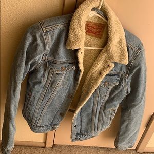 Super cute and comfy Levi’s Jean jacket!
